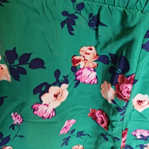 Greel Floral Flowy Shorts - Picture 2 of 5